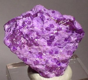 Камінь сугіліт (Сагіли) магічні властивості мінералу, прикраси і ціни