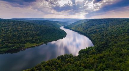 Ce vis vis de un vis, cu un curent rapid, pentru a vedea, apă curată, pentru a trece, a ieșit din coastă,