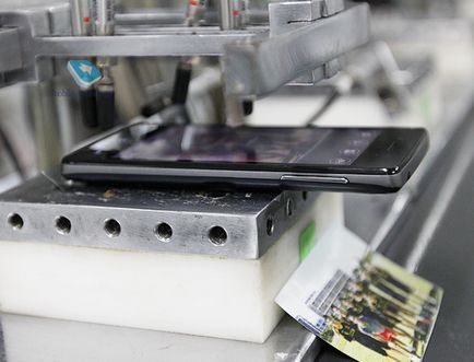 Китайська фабрика з виробництва телефонів - складальні цехи
