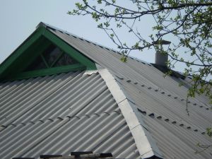 Acoperișul casei este acoperit cu ruberoid, ondulin, pâslă de acoperiș, ardezie, plăci ceramice, profilate și (ardezie) Acoperișul casei este acoperit cu pâslă de acoperiș, ondulin, pâslă de acoperiș, ardezie, plăci ceramice, carton ondulat și