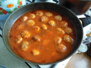 Курячі тефтелі в томатному соусі - рецепт з покроковими фото