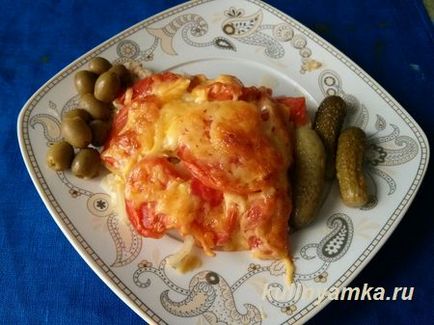 Куряче філе з яблуками і овочами під сиром