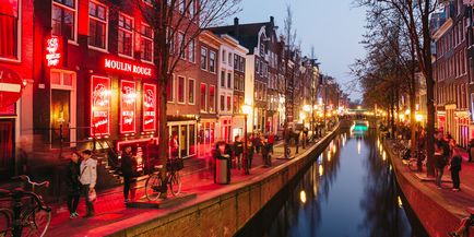 Квартал червоних ліхтарів в Амстердамі скільки коштують послуги повій, пам'ятки, де