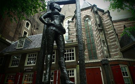 Квартал червоних ліхтарів в Амстердамі скільки коштують послуги повій, пам'ятки, де