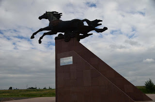 Легендарні казахські коні, коннтур