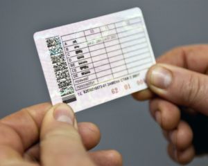 Lipsirea permisului de conducere pentru neplata obligațiilor de întreținere și a condițiilor de restricționare a conducerii, ordine