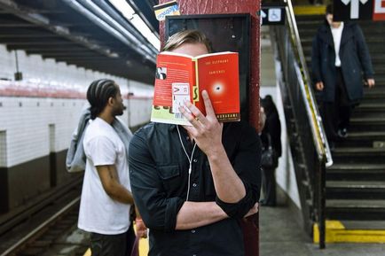 Az emberek olvasás a metrón, a városi könyvtár n