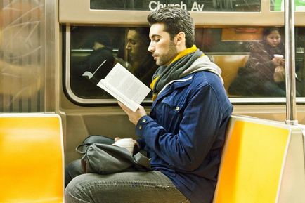Az emberek olvasás a metrón, a városi könyvtár n