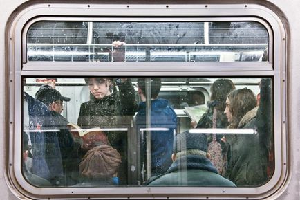 Az emberek olvasás a metrón, a városi könyvtár n