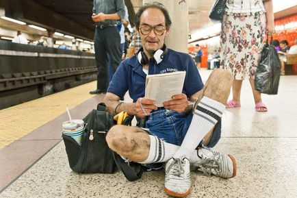 Oamenii care citesc în metrou, biblioteca orașului n