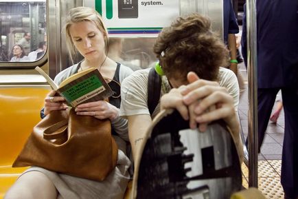 Az emberek olvasás a metrón, a városi könyvtár n