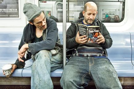 Oamenii care citesc în metrou, biblioteca orașului n