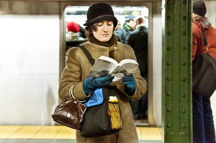 Oamenii care citesc în metrou, biblioteca orașului n