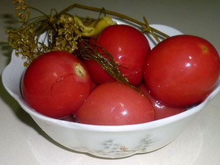 Мариновані червоні помідори в банках будинку шістсот рад