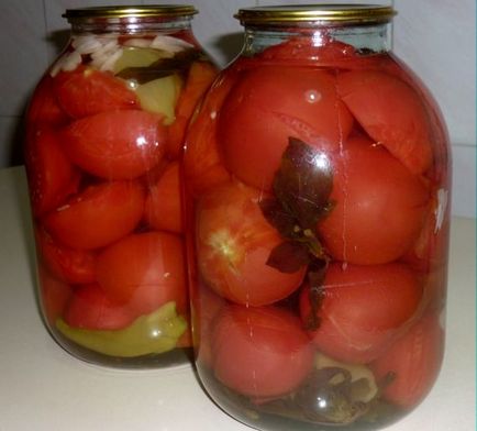 Мариновані червоні помідори в банках будинку шістсот рад