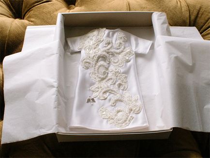 Îmbrăcăminte pentru bebelușii morți creați din rochii de mireasă