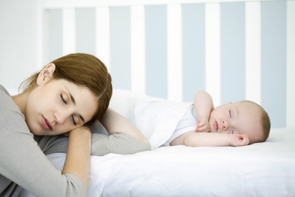 Nou-născutul nu doarme toată ziua, provoacă tulburări de somn