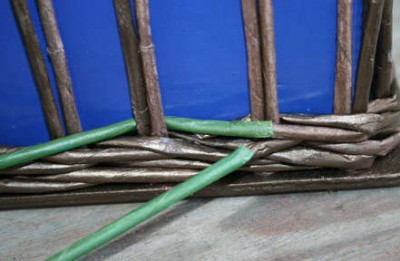 Weaving újság tubulusok (szövés) Weaving újság csövek
