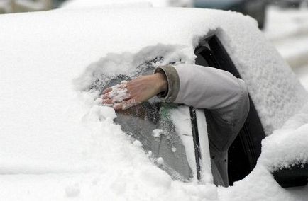 În mod corespunzător, curățați mașina de zăpadă și gheață