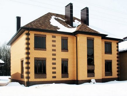 Proiecte de case cu două etaje dintr-un calcul de cărămidă a prețului și o fotografie