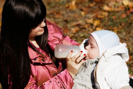 Прогулянки з немовлям чим годувати дитину