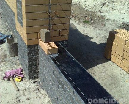 Repararea unui gard de cărămidă în zona vilei cu propriile mâini