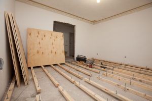 Repararea pardoselilor din apartament cu propriile opțiuni pentru mâini