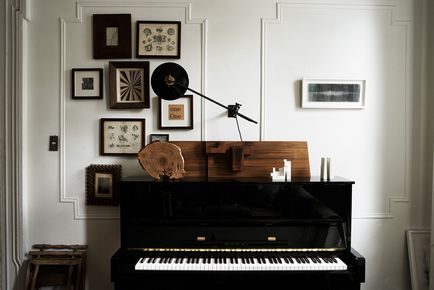 Zongora, zongora, vagy egy régi zongora egy belső nappali
