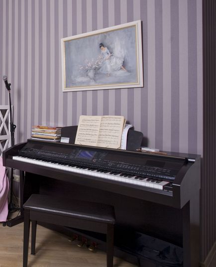Grand pian, pian sau pian vechi în interiorul camerei de zi