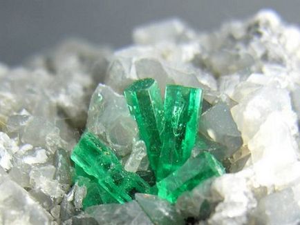 Rubin, zafír és smaragd - én háziállat, díszítések természetes kő