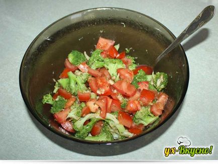 Салат з брокколі з помідорами
