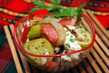 Salata de zucchini - gustare legume cu pui prăjit