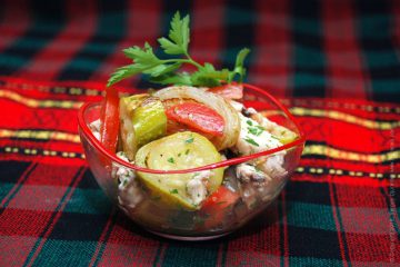 Salata de zucchini - gustare legume cu pui prăjit