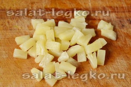 Salată cu ananas și șuncă și brânză