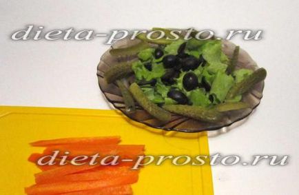 Salată cu măsline și castraveți murate, o rețetă cu fotografie