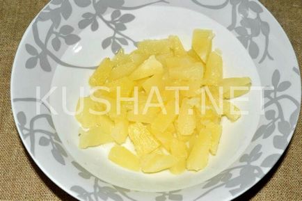 Салат з шинкою, ананасами і сиром