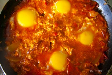 Shakshuka - ouă amestecate cu roșii, rețetă cu o fotografie