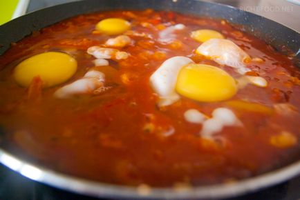 Shakshuka - ouă amestecate cu roșii, rețetă cu o fotografie