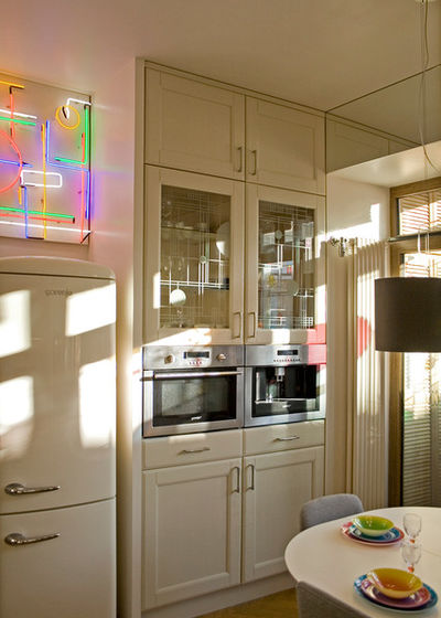Світла кухня з вітражем і зимовим садом - фото дизайн-проекту