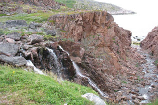 Теріберка - водоспад, червоні скелі і запустіння