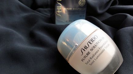 Tonic cu un efect de strălucire Shiseido viitor soluție lx total radiance foundation spf 15