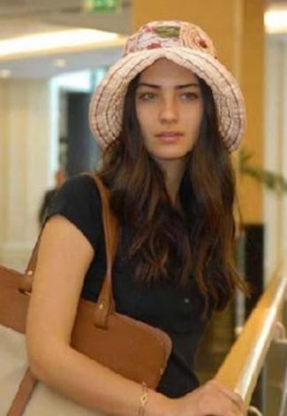 Tuba Büyüküstün smink nélkül