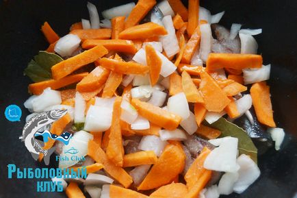 Тушкуємо свіжу оселедець з цибулею і морквою (рецепт)
