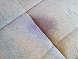Îndepărtarea petelor roșii de vin din tapițerie din canapea