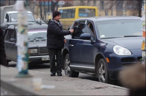 Bancherii oferă monedă valutei,