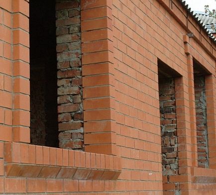 Fundația pentru o casă de cărămidă, un portal de clădiri
