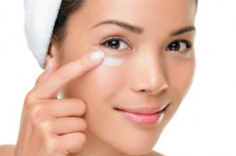 Îngrijirea pielii din jurul ochilor pentru a păstra prospețimea și elasticitatea naturală