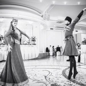 Виступ кавказьких танцювальних колективів