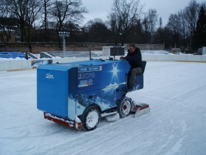 Заливка льоду за допомогою спеціальної машини, незалежний альманах лебідь