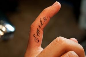 28 Képek a legjobb tetováló feliratokat ujjak